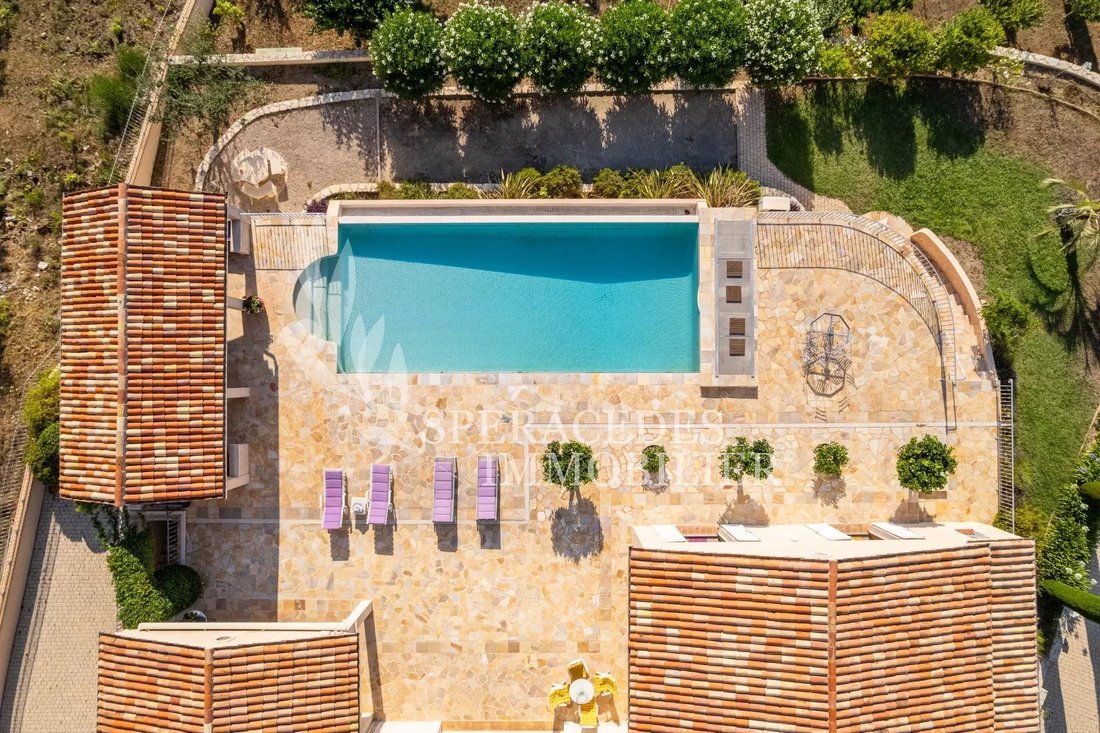Villa in Grasse, Provence-Alpes-Côte d'Azur, France 1 - 17646982