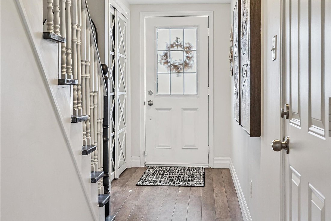 Townhouse in Hamilton, Ontario, Canada 3 - 17647616