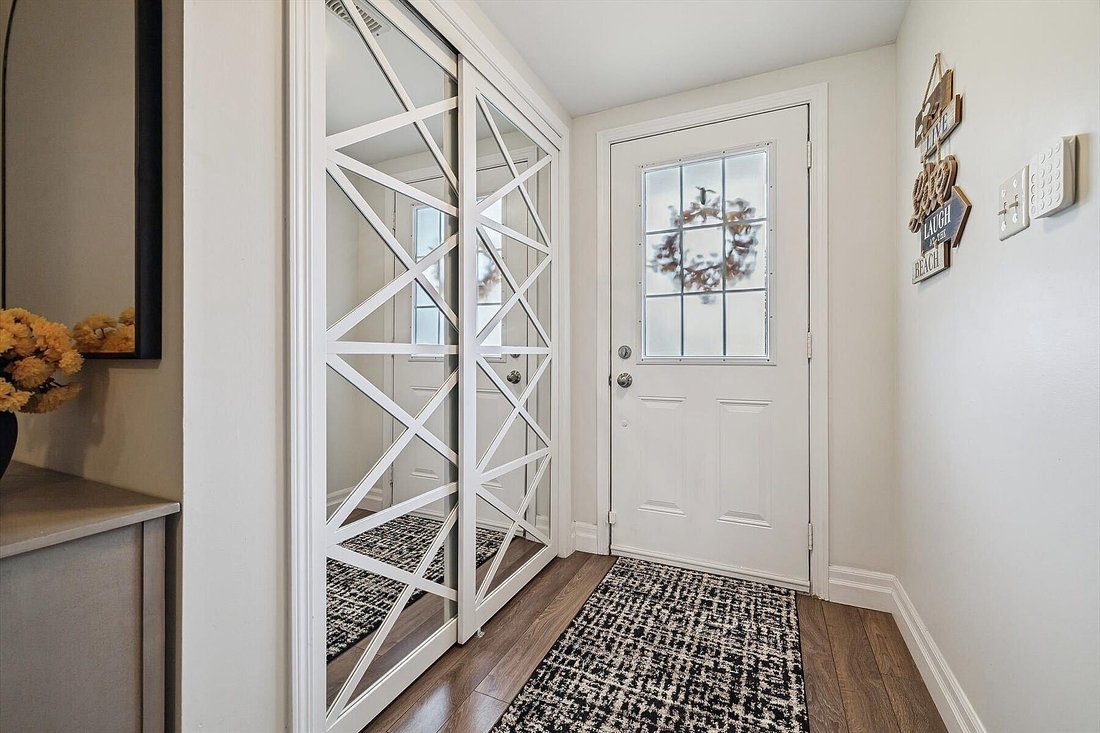 Townhouse in Hamilton, Ontario, Canada 2 - 17647616
