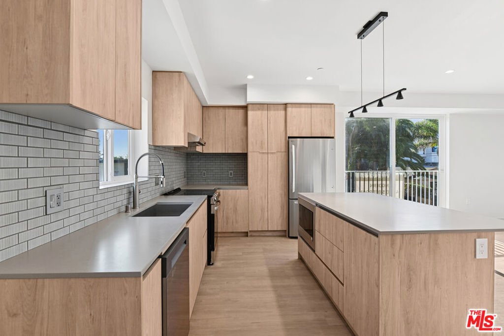 Los Angeles, California, United States 2 - 17648244
