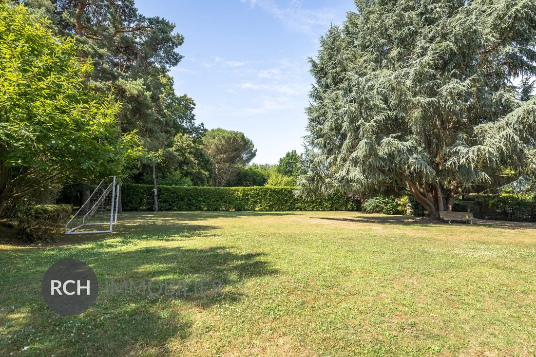 House in Bazoches-sur-Guyonne, Ile-de-France, France 3 - 17653847