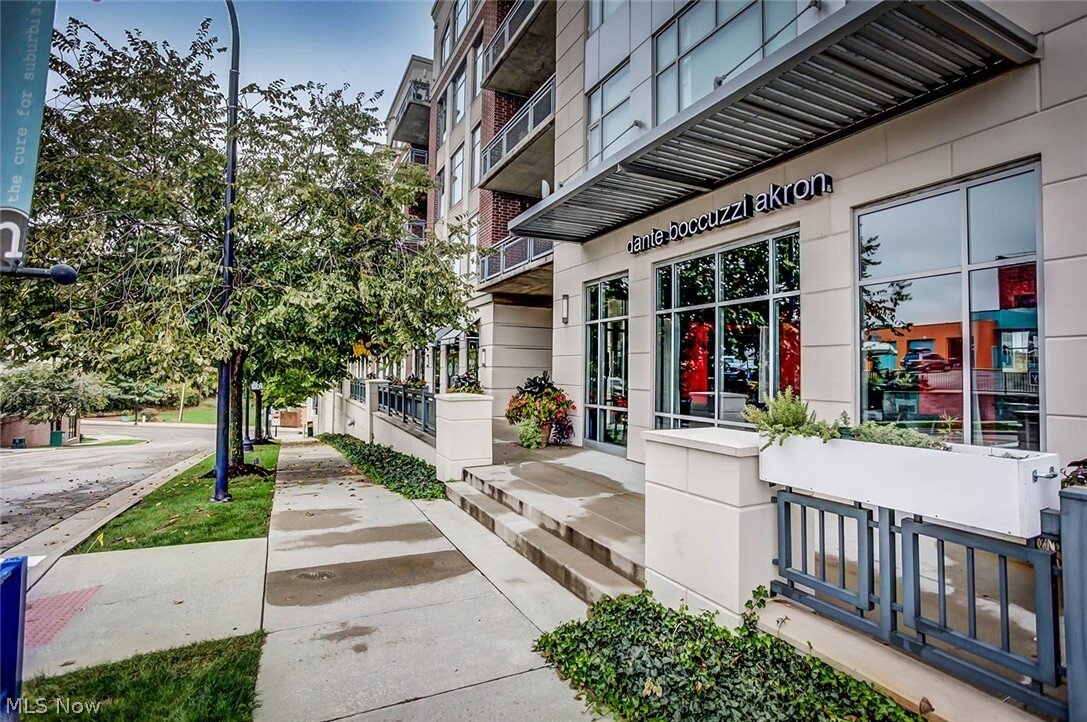 Condo in Akron, Ohio, United States 3 - 17648120