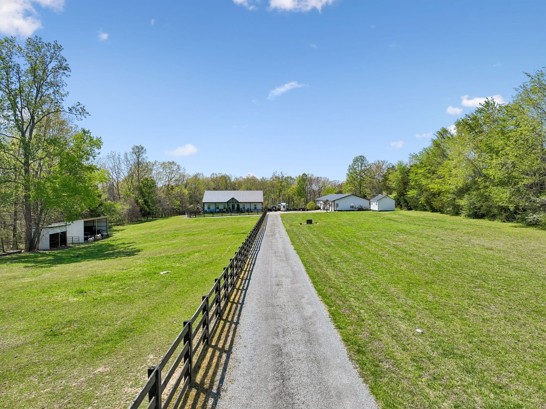 House in Bon Aqua, Tennessee, United States 1 - 17645848
