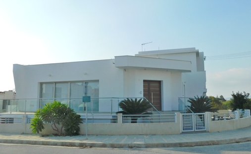 Villa in Kissonerga, Paphos, Cyprus 1