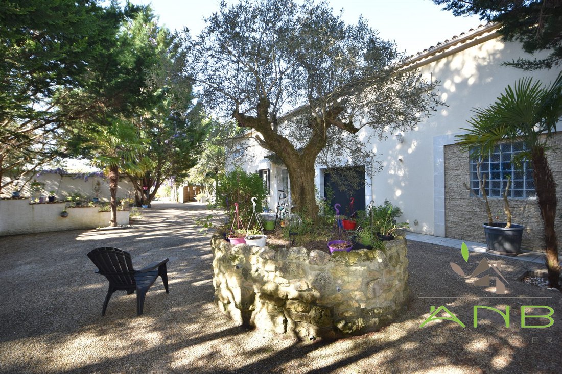 House in L'Isle-d'Espagnac, Nouvelle-Aquitaine, France 2 - 17651478