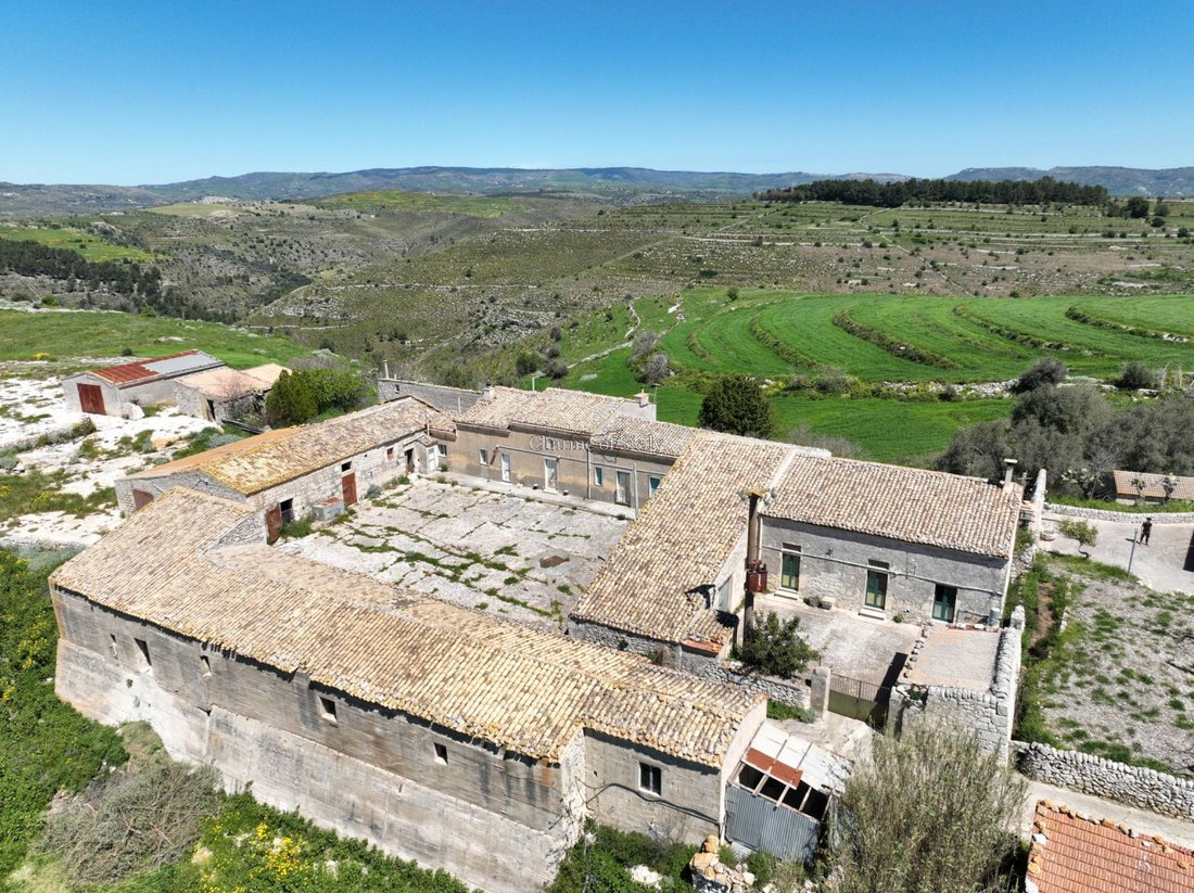 Villa in San Giacomo Mulino, Sicily, Italy 1 - 16954265