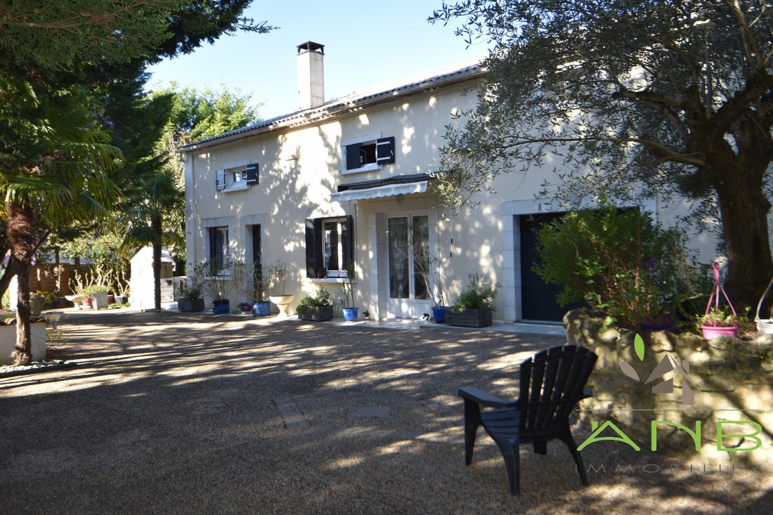 House in L'Isle-d'Espagnac, Nouvelle-Aquitaine, France 1 - 17651478