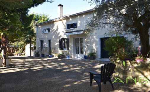 House in L'Isle-d'Espagnac, Nouvelle-Aquitaine, France 1