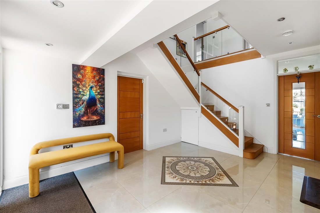 House in London Borough of Sutton, England 4 - 17651948