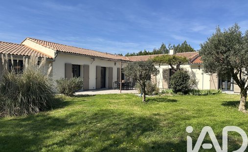House in Hôtel de Ville, Morieres-les-Avignon, France 1