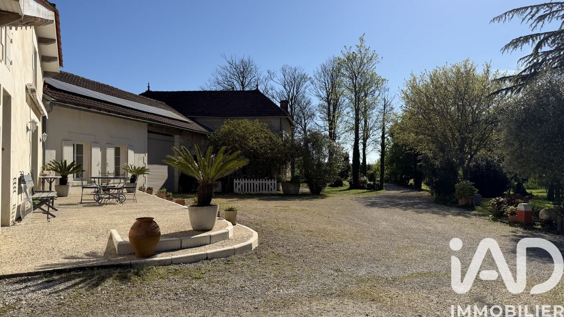 House in Fontaines-d'Ozillac, Nouvelle-Aquitaine, France 2 - 17658887