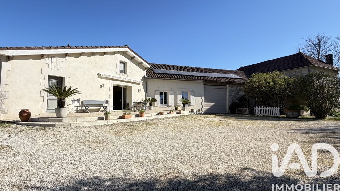 House in Fontaines-d'Ozillac, Nouvelle-Aquitaine, France 1 - 17658887