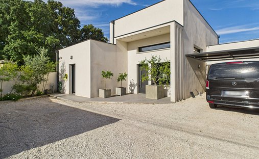 Villa in Charbonnières-Montagnié, Villeneuve-lès-Avignon, France 1