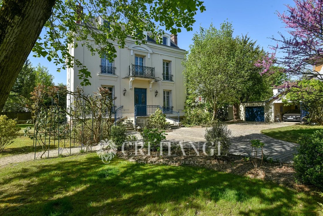 House in Chatou, Ile-de-France, France 1 - 17654604