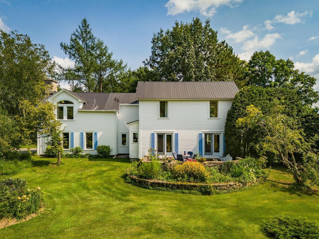 House in Lac-Brome, Quebec, Canada 2 - 14616872