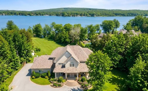 House in Pointe-Fortune, Quebec, Canada 1