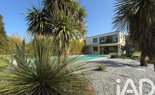 House in Saint-Martial-d'Artenset, Nouvelle-Aquitaine, France 1