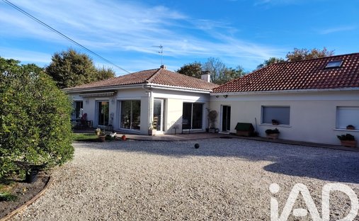 House in Ouest, Léognan, France 1