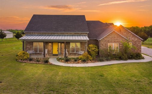 House in Celeste, Texas, United States 1