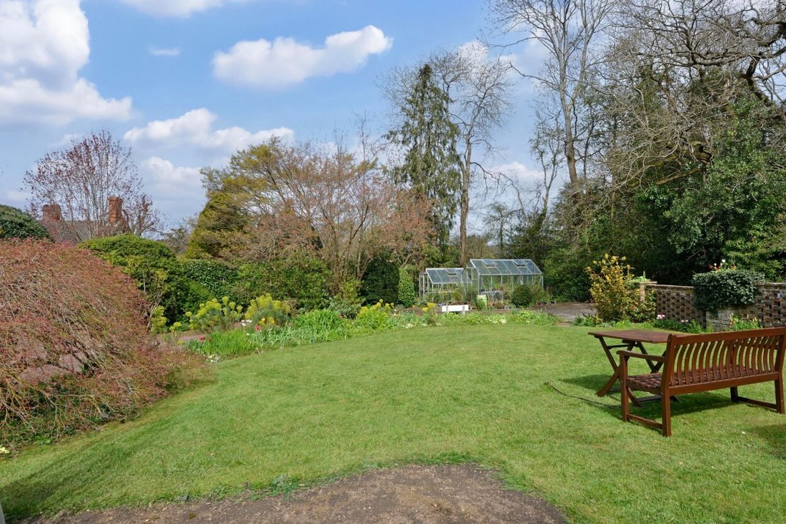 House in Surrey, England 3 - 17662562
