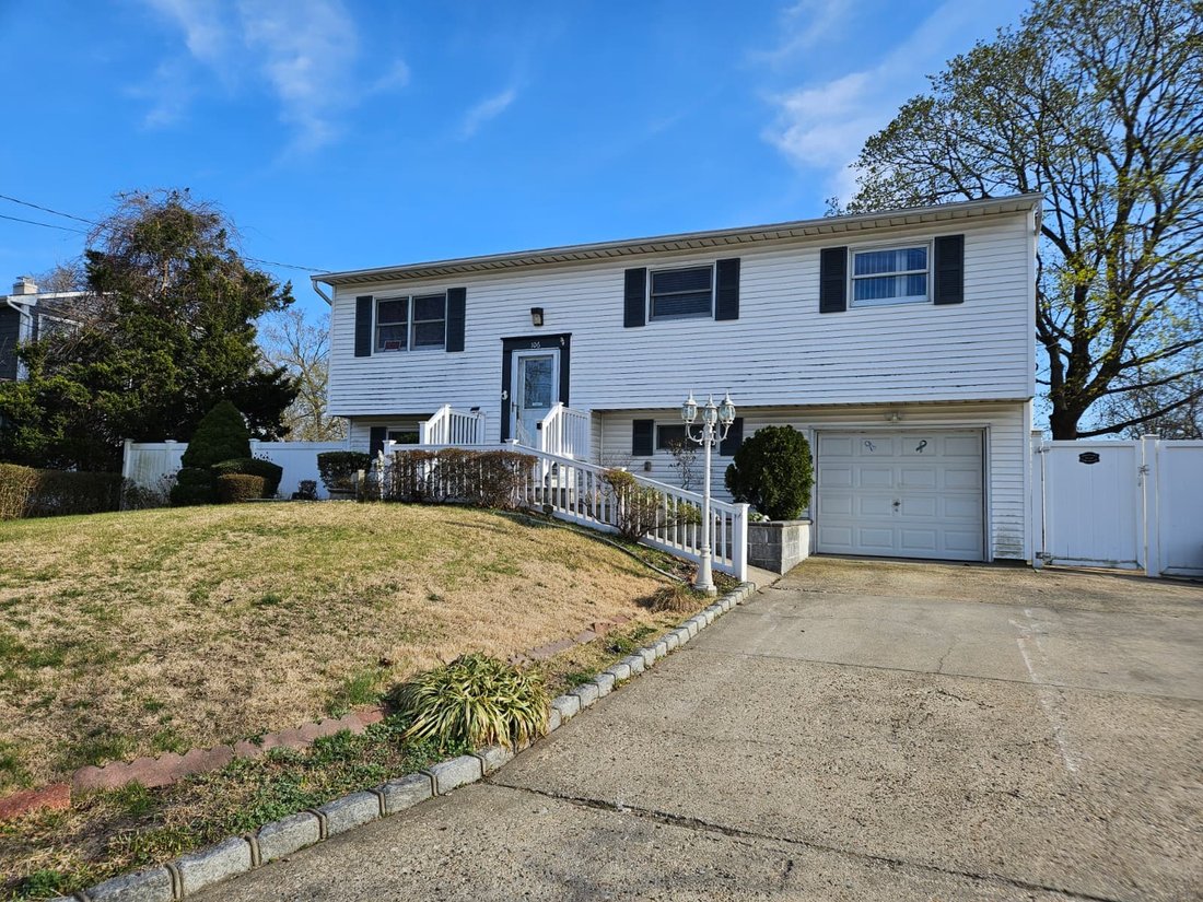 House in Coram, New York, United States 2 - 17662356