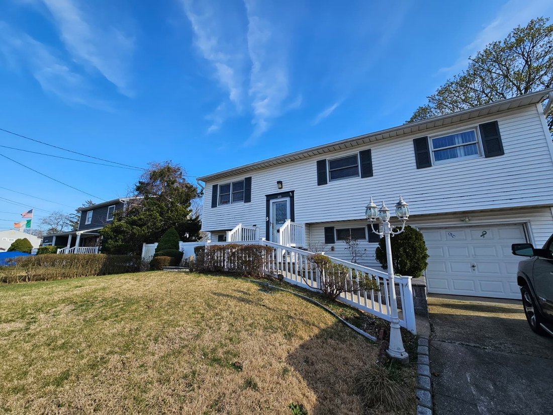 House in Coram, New York, United States 1 - 17662356