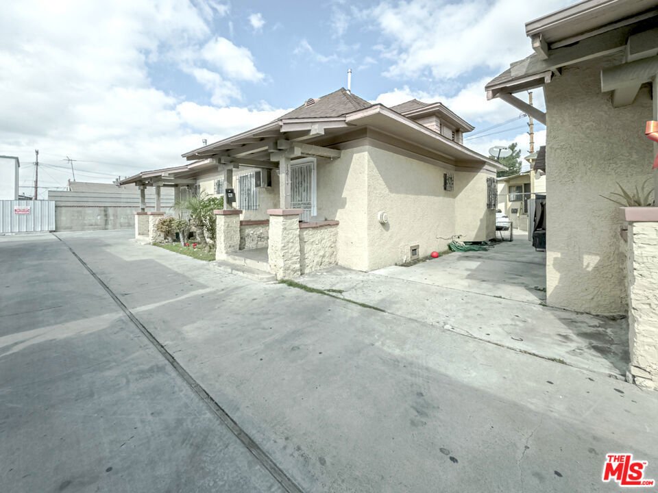 Los Angeles, California, United States 3 - 17665355