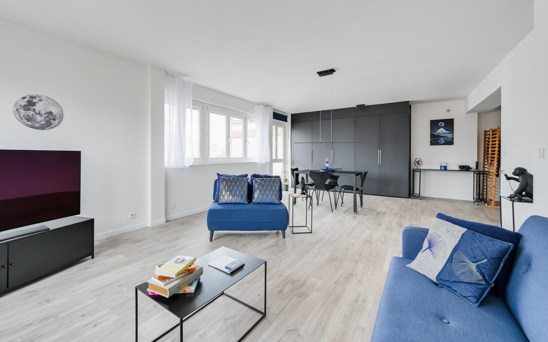 Apartment in Champvert-Point du Jour-Saint Irénée, Lyon 5e Arrondissement, Lyon 2 - 17663299