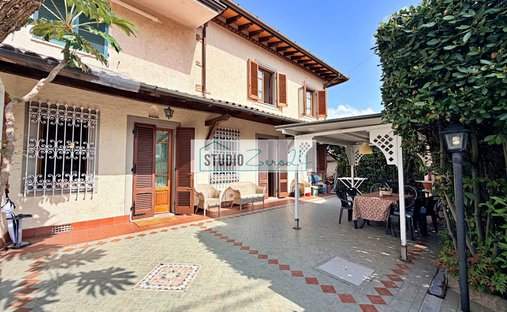 House in Center, Forte dei Marmi, Tuscany 1