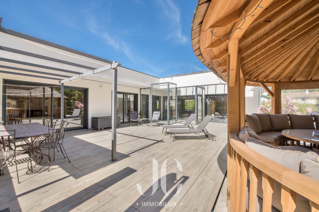 House in Charbonnieres-les-Bains, Auvergne-Rhône-Alpes, France 2 - 17666703