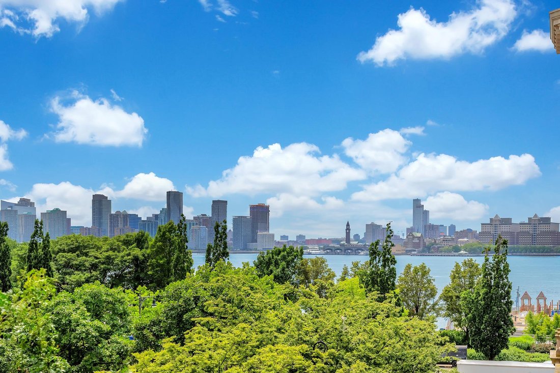 New York, New York, United States 1 - 13370120