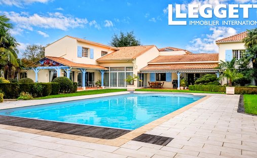 House in Saint-Germain-de-Lusignan, Nouvelle-Aquitaine, France 1