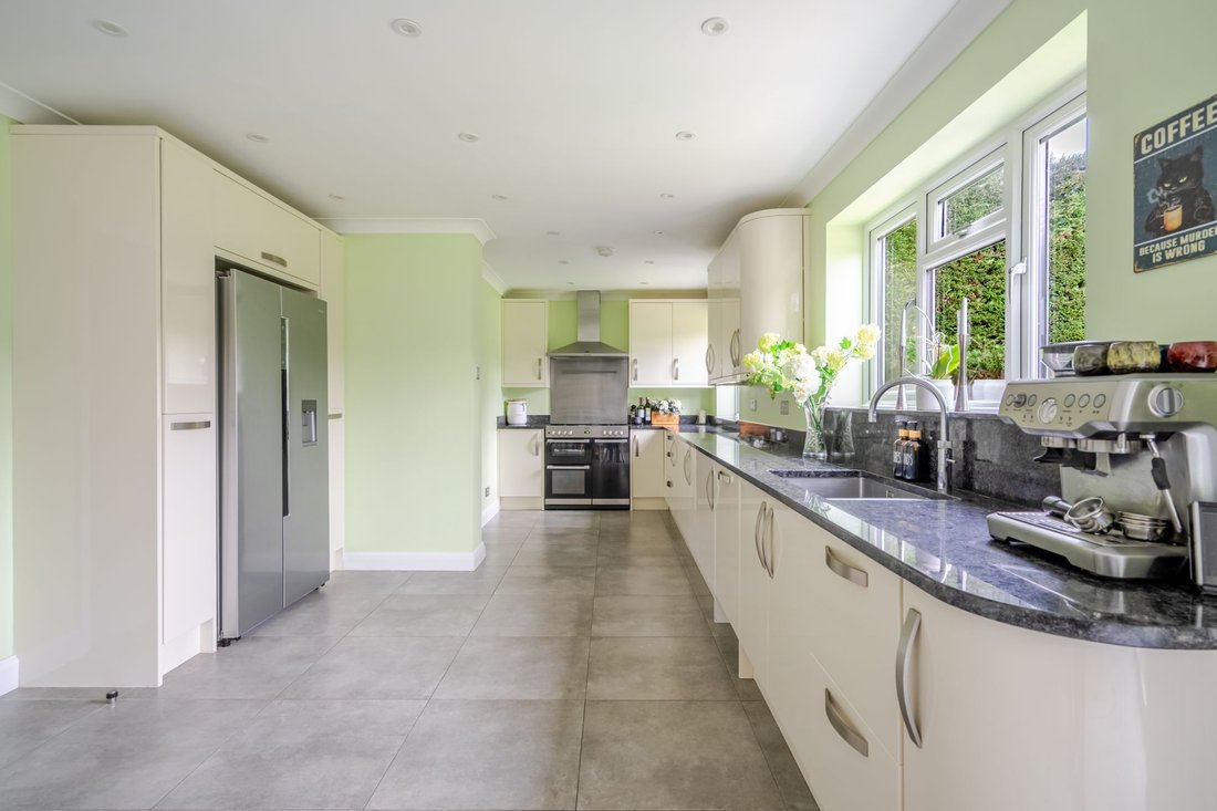 House in Sunninghill, England 3 - 17662579