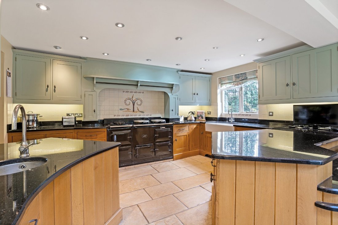 House in Lower Bourne (Farnham), Lower Bourne, England 4 - 17663505