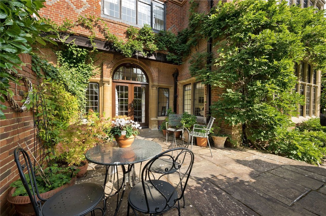 House in Brooklands, Elmbridge, England 4 - 17663425