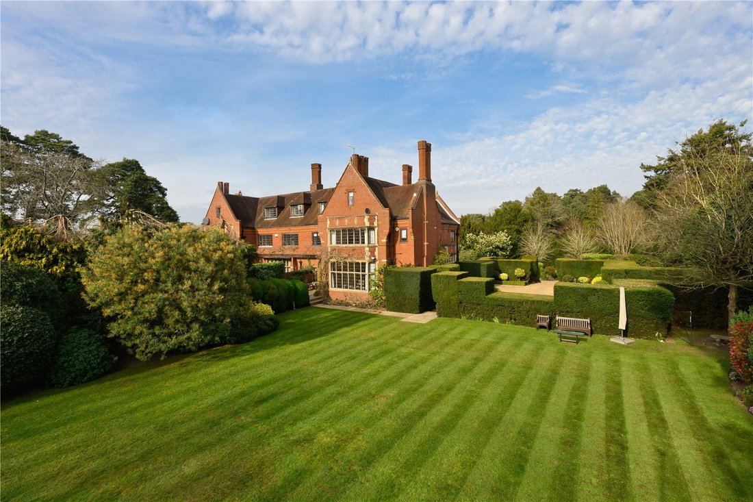 House in Brooklands, Elmbridge, England 1 - 17663425