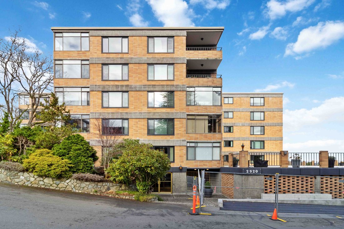 Condo in Victoria, British Columbia, Canada 1 - 17663840