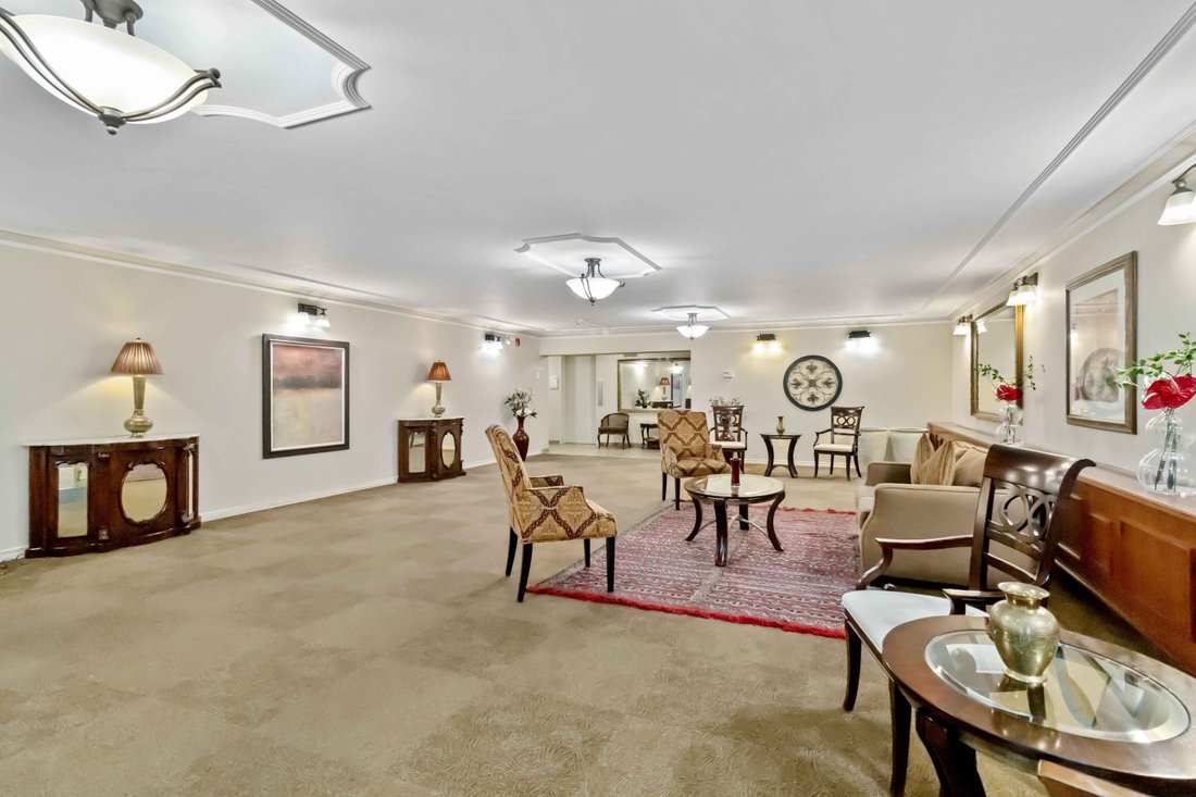 Condo in Victoria, British Columbia, Canada 2 - 17663840