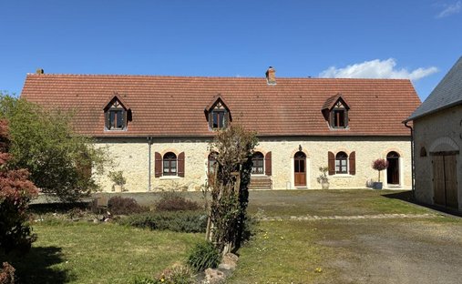 House in Mezeray, Pays de la Loire, France 1