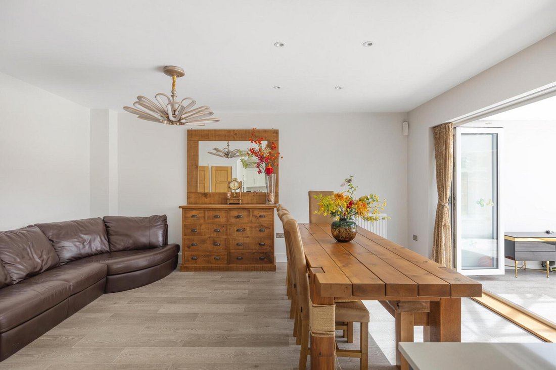House in Sunbury, England 5 - 17668497