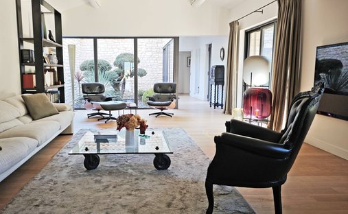 18th Century Château Facing The Luberon