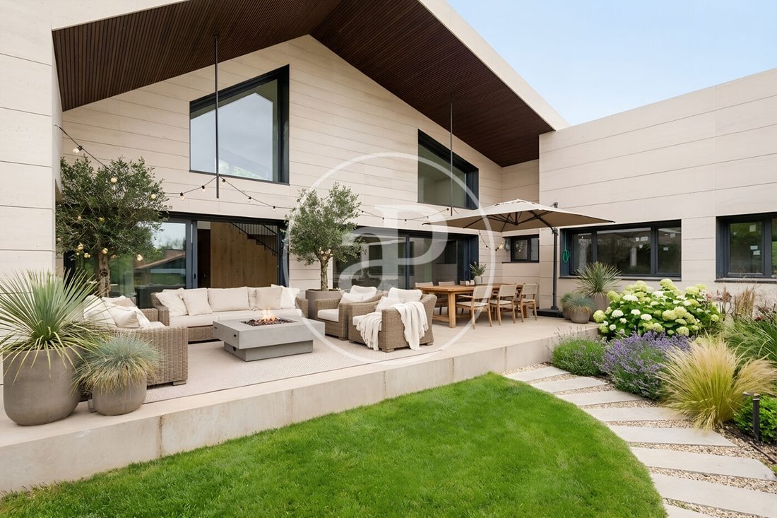 Villa in Somosaguas, Pozuelo de Alarcon, Comunidad de Madrid 2 - 17546956