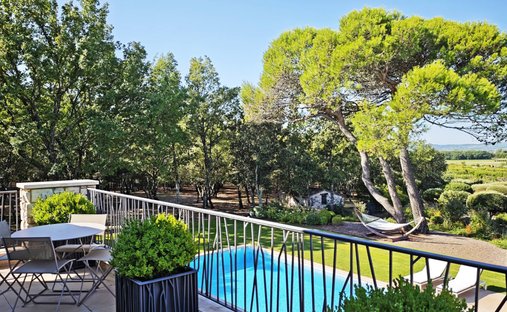 18th Century Château Facing The Luberon