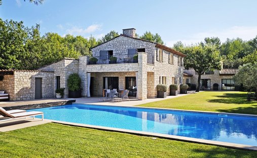 18th Century Château Facing The Luberon
