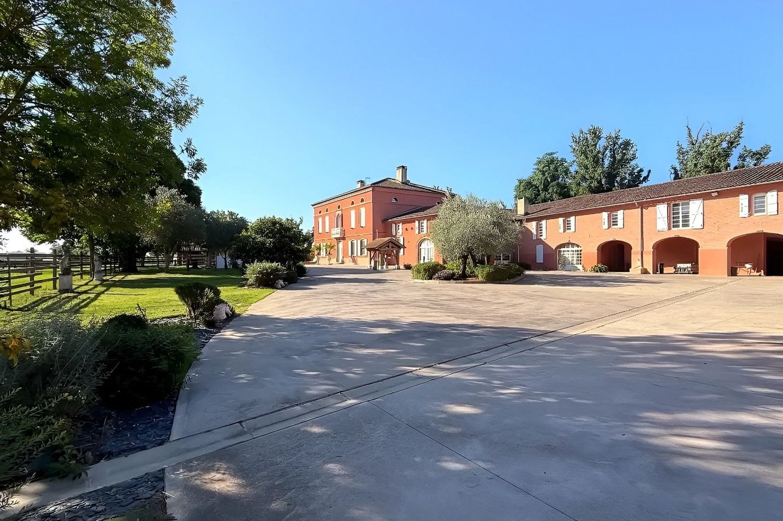 Estate in Lalande, Montauban, France 1 - 16609335