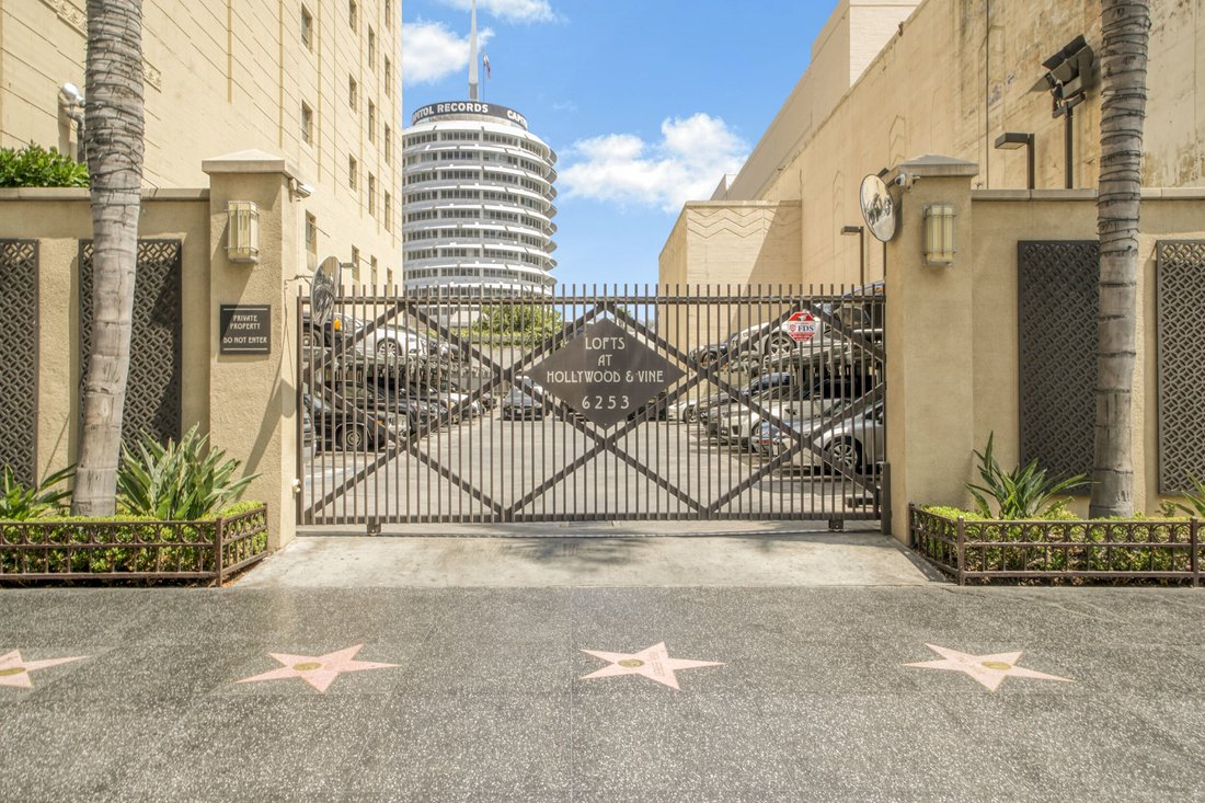 Condo in Los Angeles, California, United States 1 - 17669429