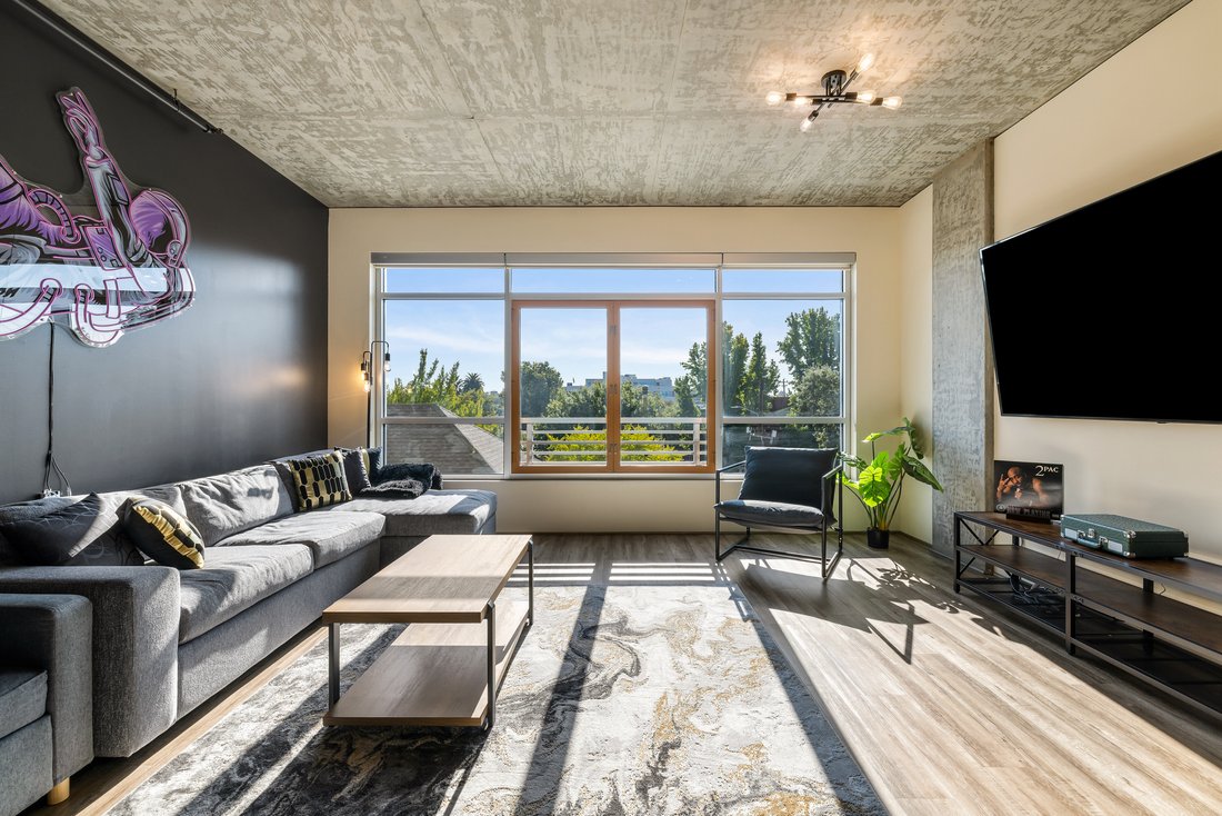 Sacramento, California, United States 5 - 17669421