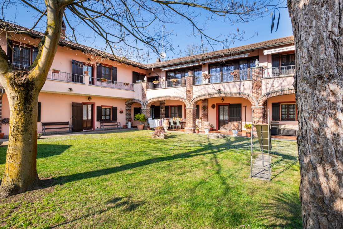 Villa in Robecchetto con Induno, Lombardy, Italy 1 - 17669567