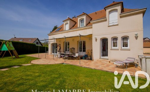 House in Drocourt, Ile-de-France, France 1