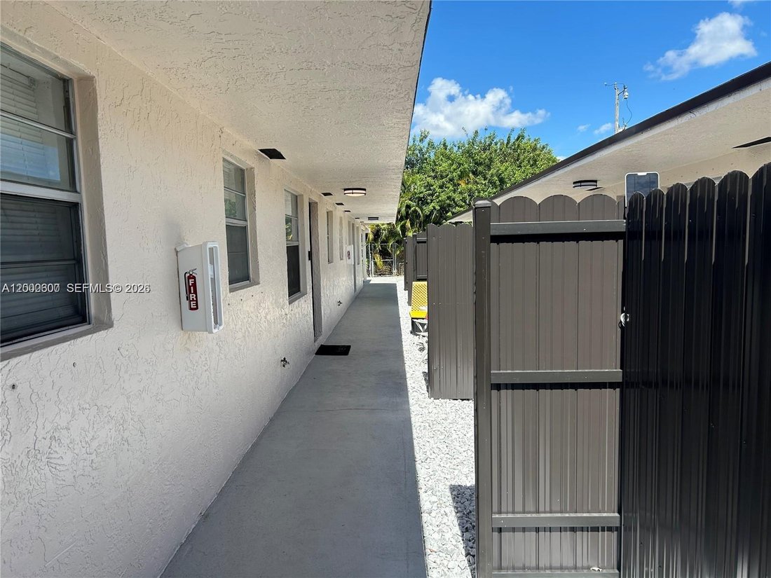 House in Hallandale Beach, Florida, United States 2 - 17670257